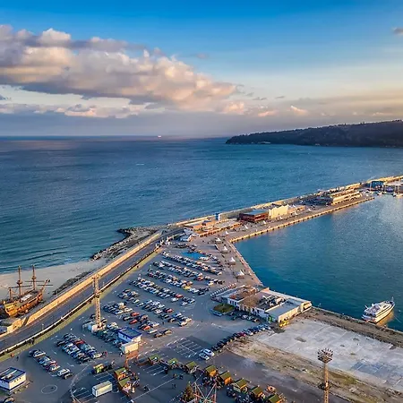 Apartment 2br Sea Walk Condo, Center, Kitchen, Wifi
